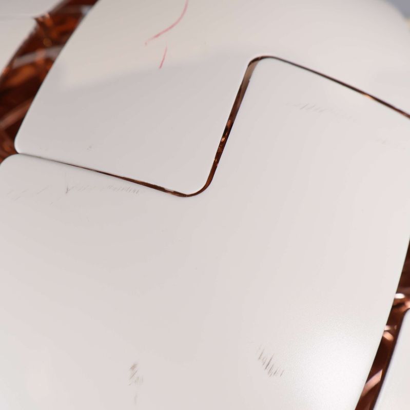 Närbild på lampans yta med mindre ytskador och repor