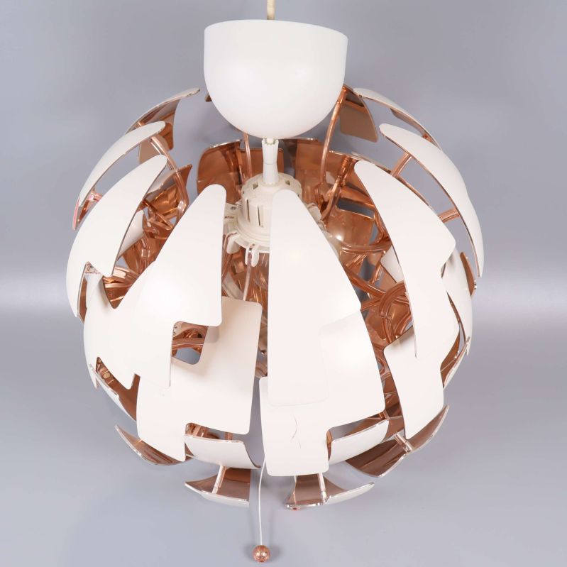 Taklampa i öppet läge med synlig kopparfärgad insida