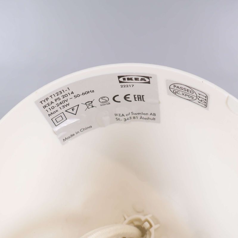 Inuti lampan syns etikett med IKEA-logga och produktinformation