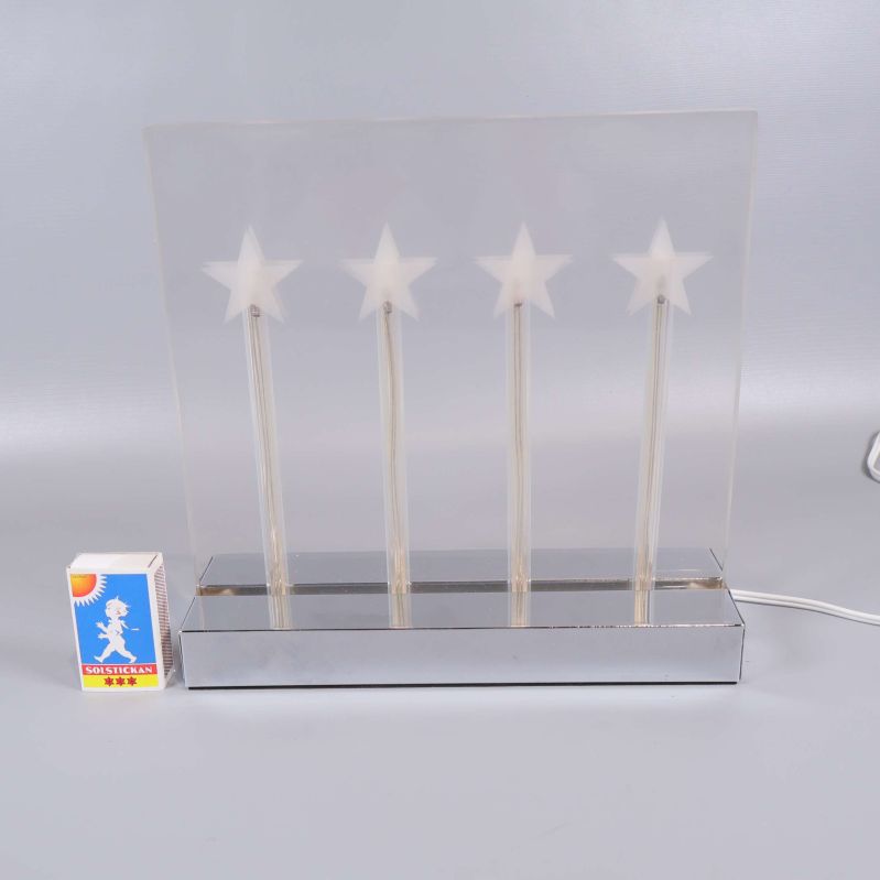 Adventsljusstake med fyra stjärnor  med tändsticksask jämte