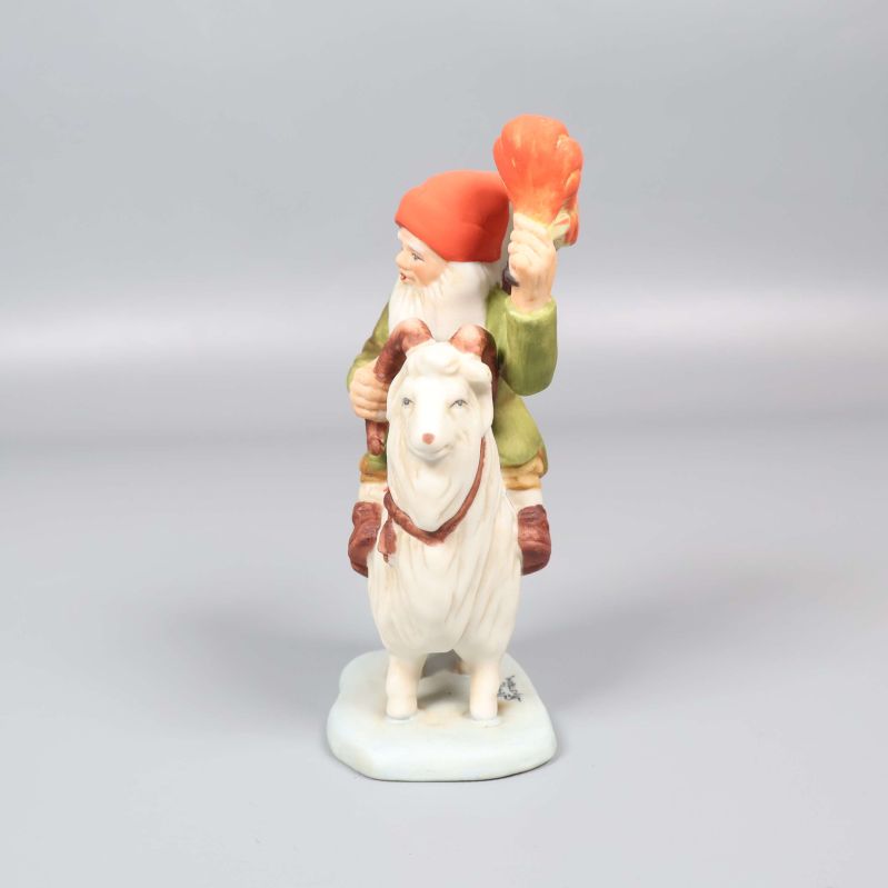 Tomtefigur framifrån med upplyft lykta