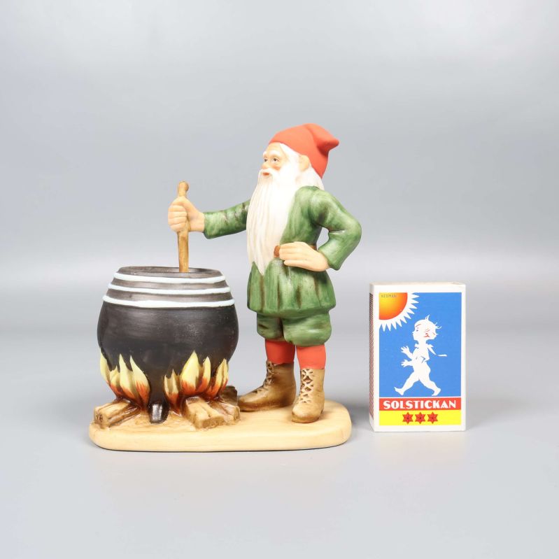 Samma tomtefigur bredvid tändsticksask för storleksjämförelse