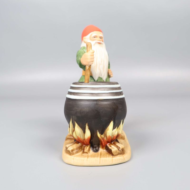 Tomtefigur betraktad framifrån med fokus på grytan