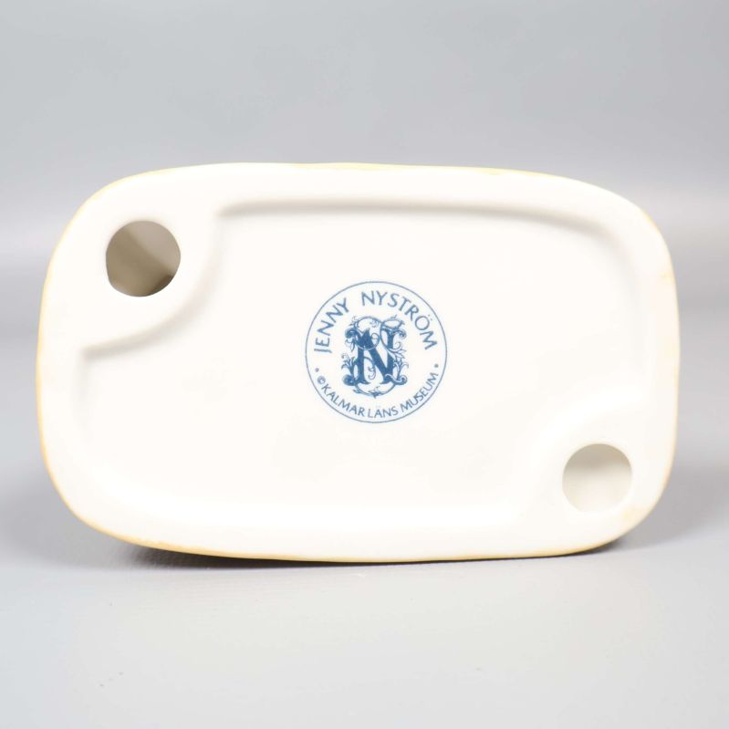 Undersidan med blå stämpel Jenny Nyström ceramics