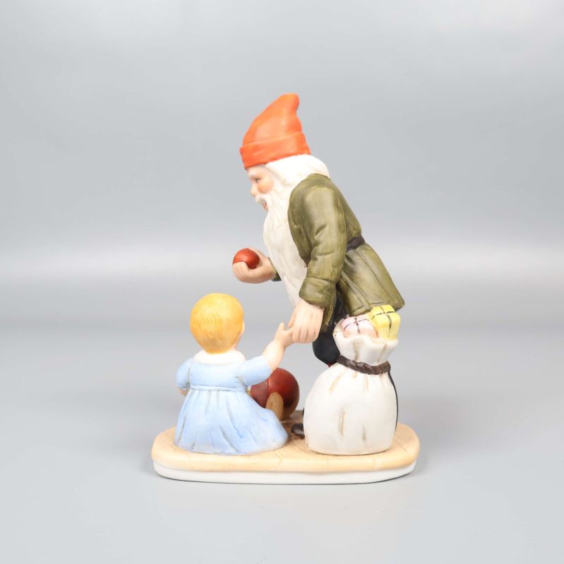 Tomtefigur och barn sedda från sidan