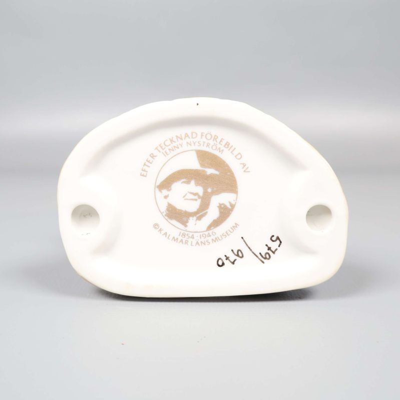 Stämpel och märkning under tomtefiguren