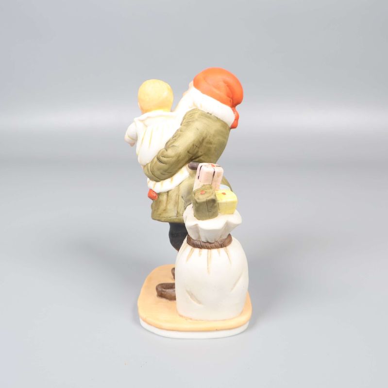 Baksida av porslinsfigur med säck