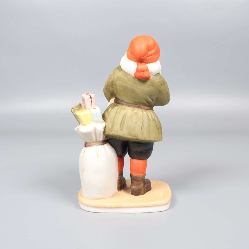 Baksidan av porslinsfiguren med säck och tomtens rock