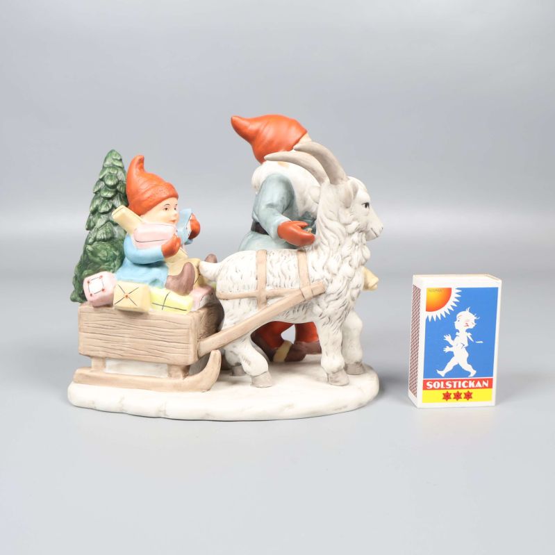 Tomtefigur med tändsticksask för storleksjämförelse