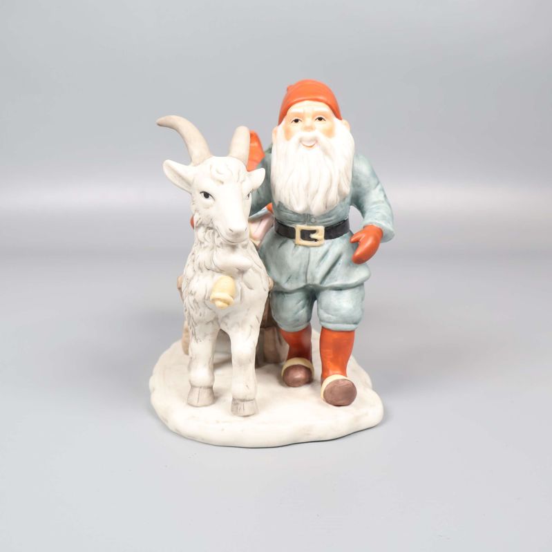 Framsidan av tomtefiguren med bock synlig