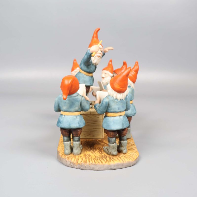 Tomtekör med dirigent fotograferad från andra sidan