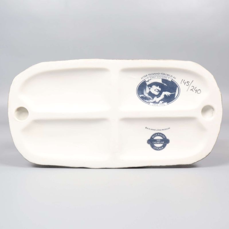 Undersidan av figuren med stämpel och nummer