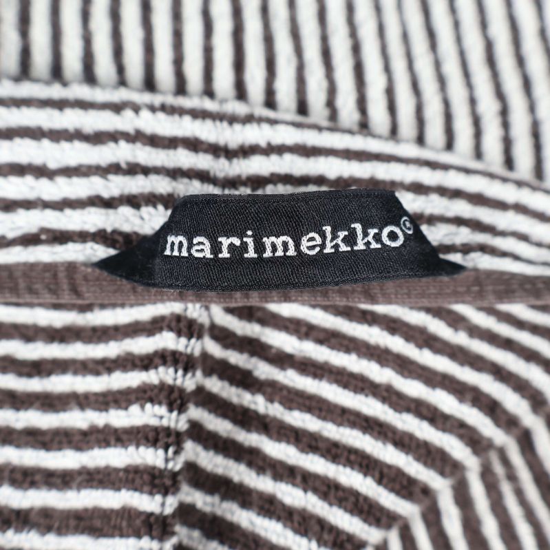 Marimekko-etikett på handdukens hängögla