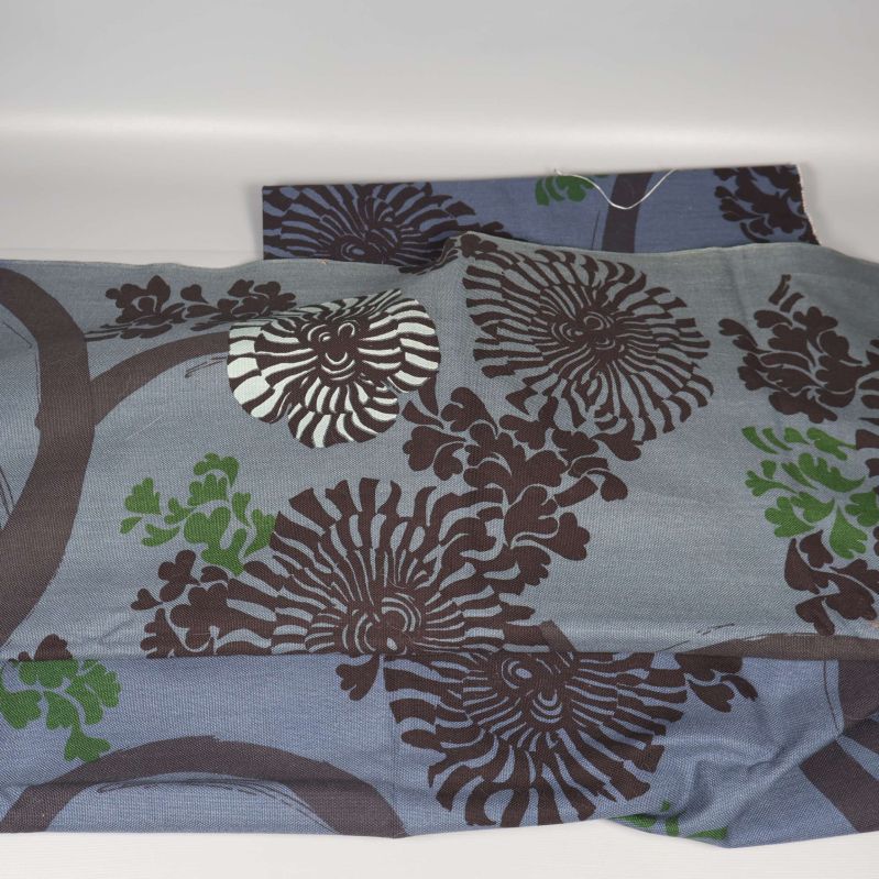 Blå gardinkappor med brunt och grönt grafiskt blommönster