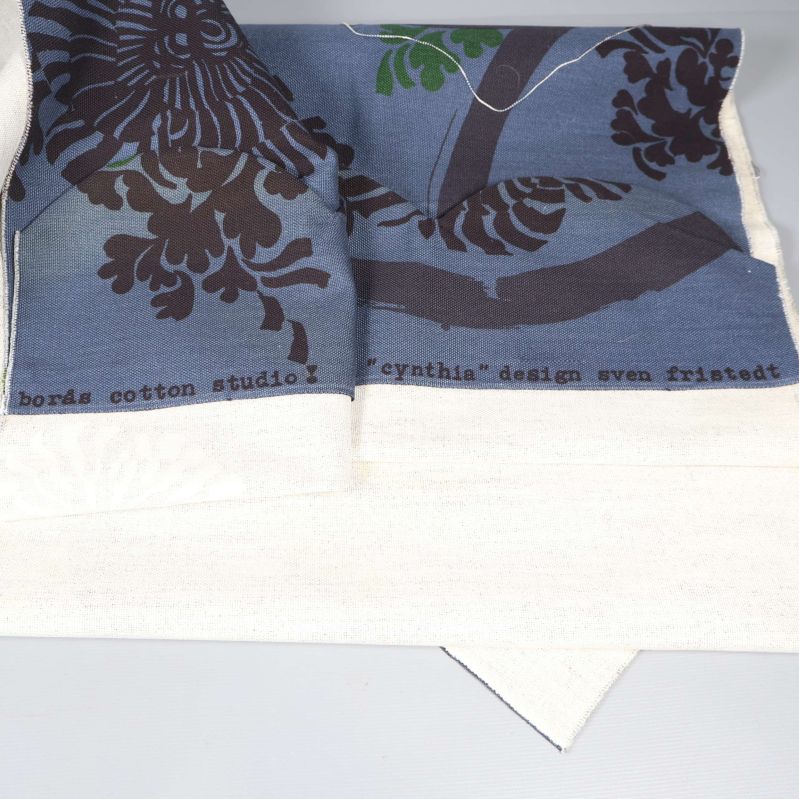 Textil med tryck: borås cotton studio och designnamn synligt