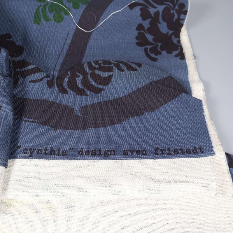 Närbild på trycket Cynthia design Sven Fristedt längs tygkanten