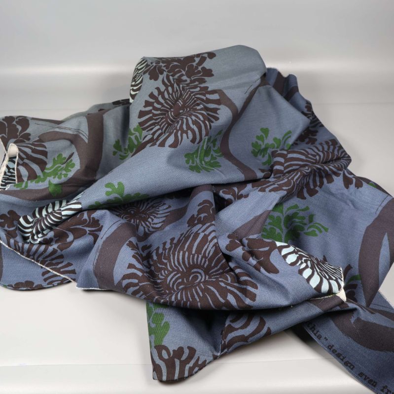 Sammanknycklade blommiga gardinkappor i blått tyg