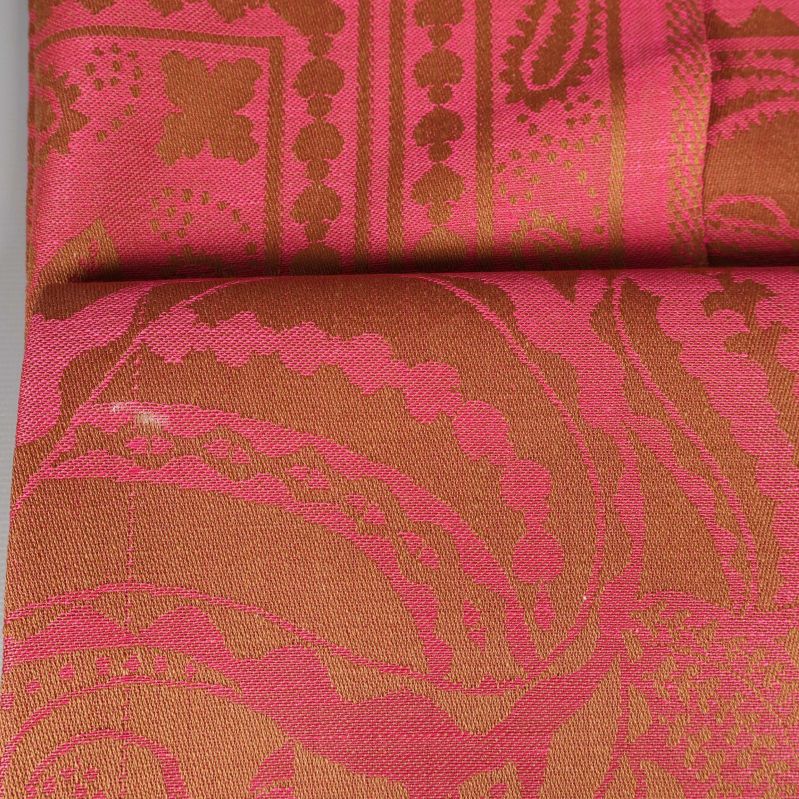 Närbild av dukens paisleymönster, liten vit fläck