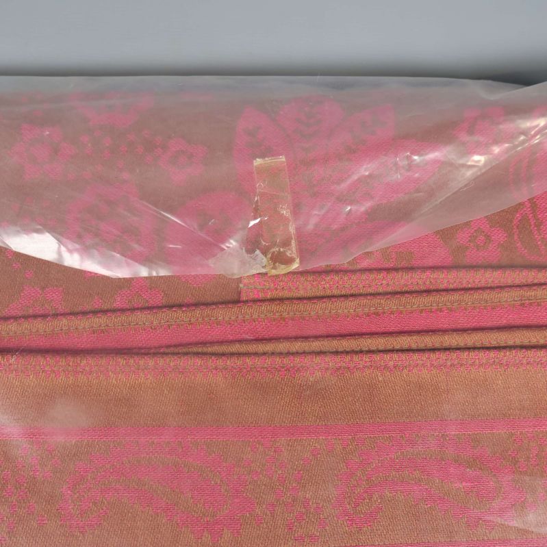 Baksida av plastförpackning med gammal tejp