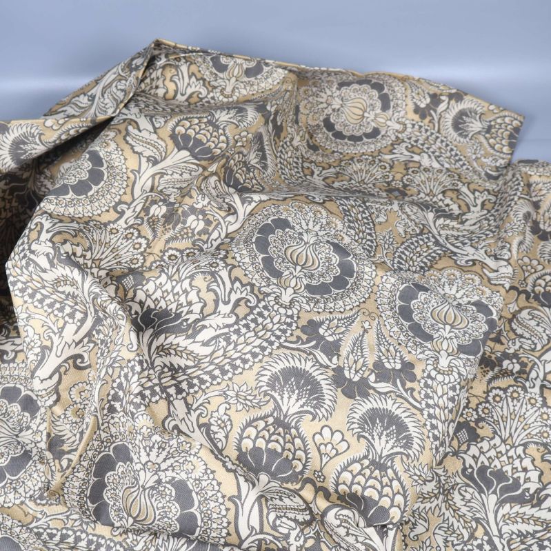 Uppvikt duktyg med tydligt orientaliskt mönster