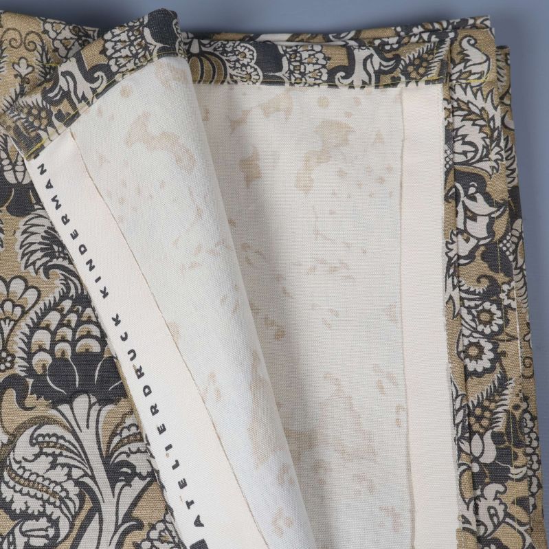 Vikt tyg med synlig märkning Atelierdruck Kinderman på kanten