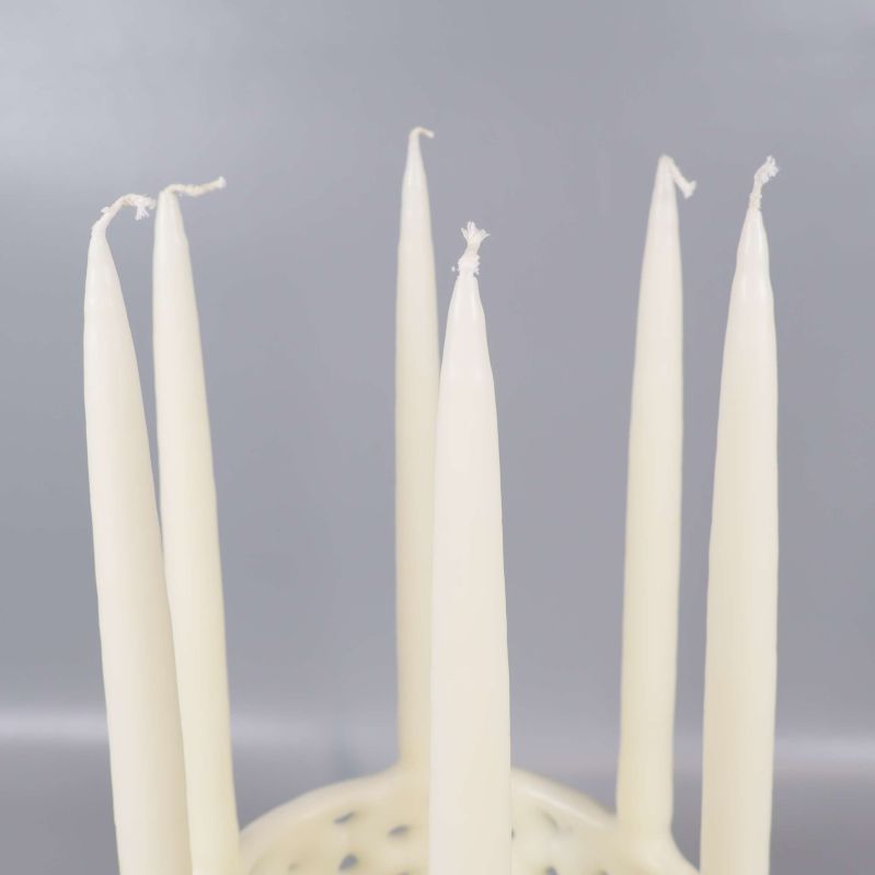 Närbild på topparna av sex stearinljus