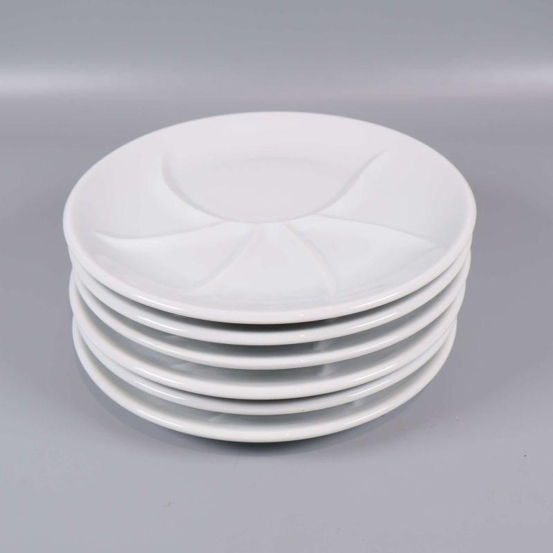 Sex staplade vita tallrikar med fack