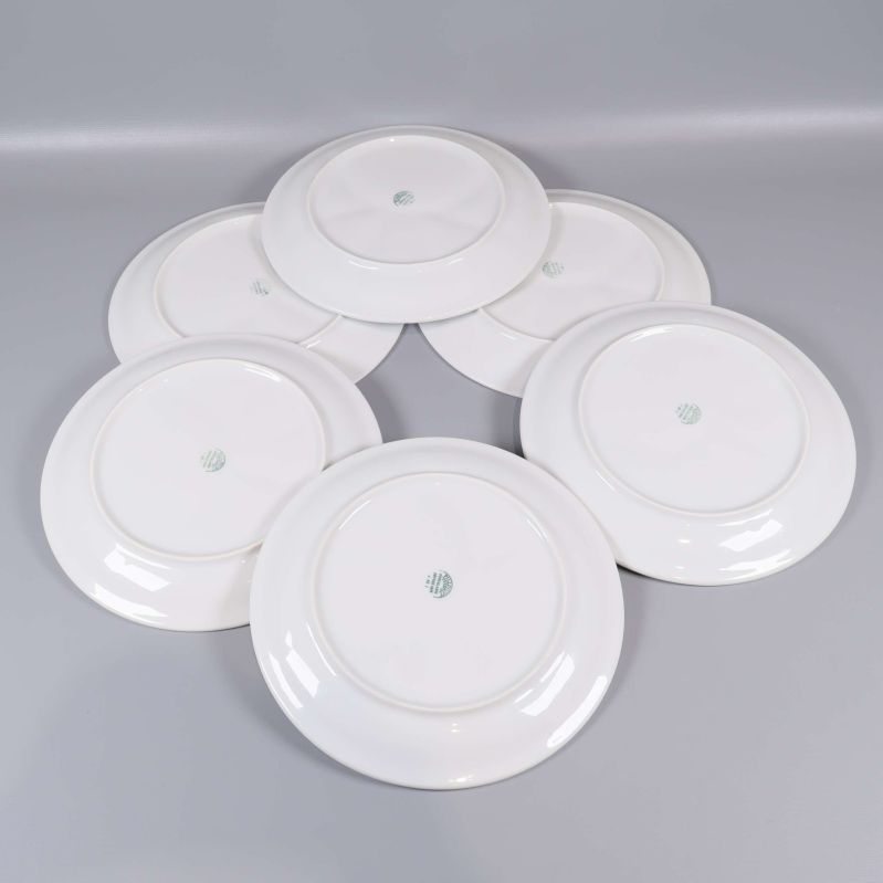 Sex vita tallrikar visade med undersidan uppåt