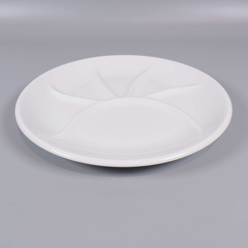 Vit buffétallrik med fem distinkta fack