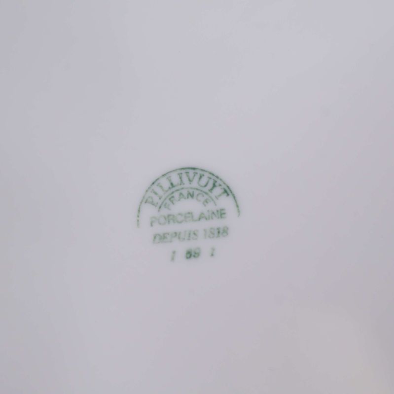 Grön Pillivuyt-stämpel på undersidan av tallrik