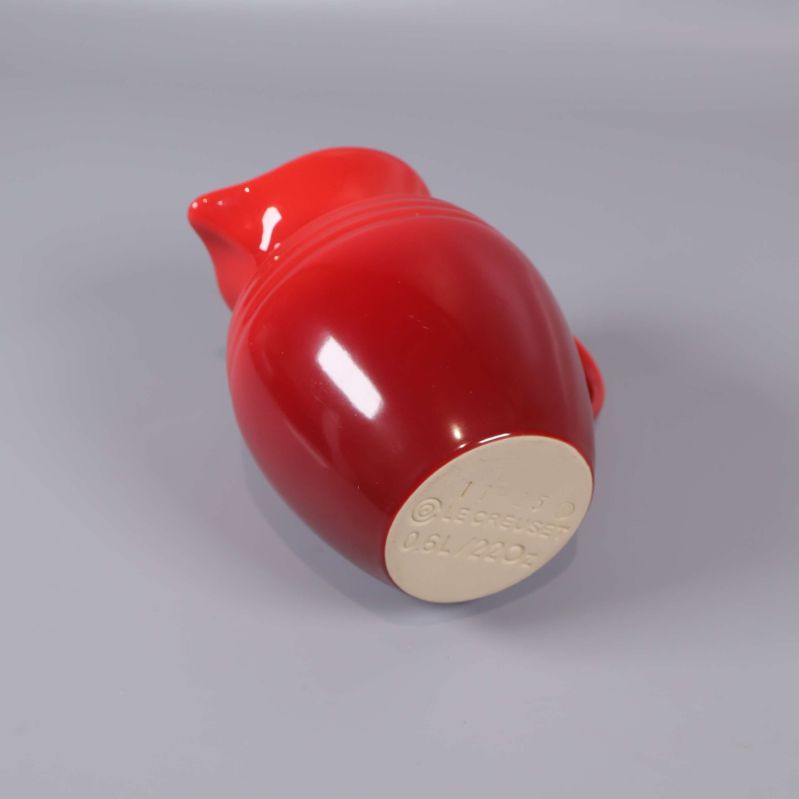 Kannan liggande med beige botten synlig