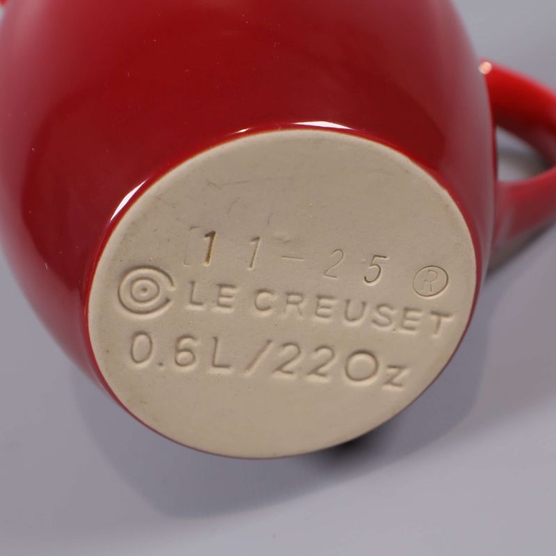 Närbild av botten med Le Creuset-stämpel och volymangivelse