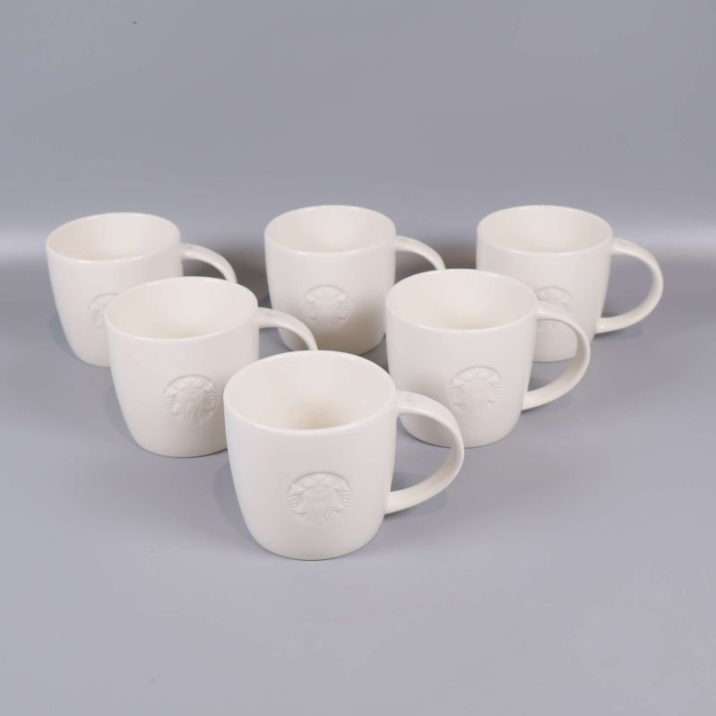 Sex vita muggar med reliefmönster framifrån