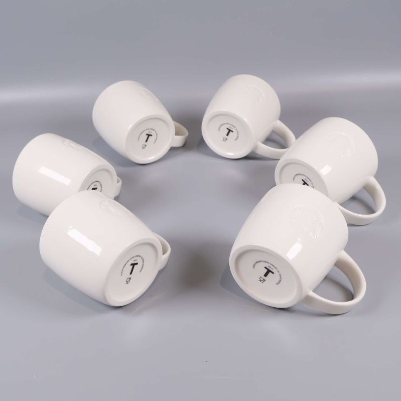 Sex vita muggar liggande med botten synlig