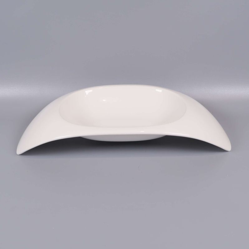 En ensam traverse med böjd design