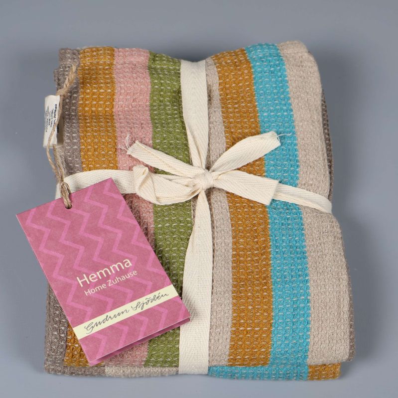 Kökshandduk ihopvikt med synligt rosa etikettband