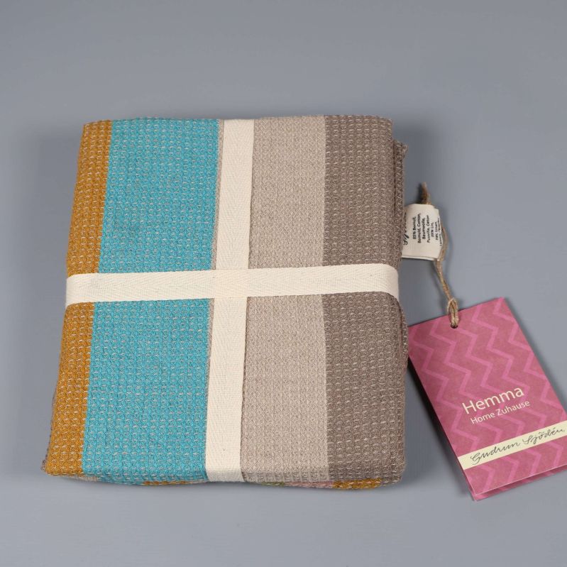 Baksidan av ihopvikt kökshandduk och etikett