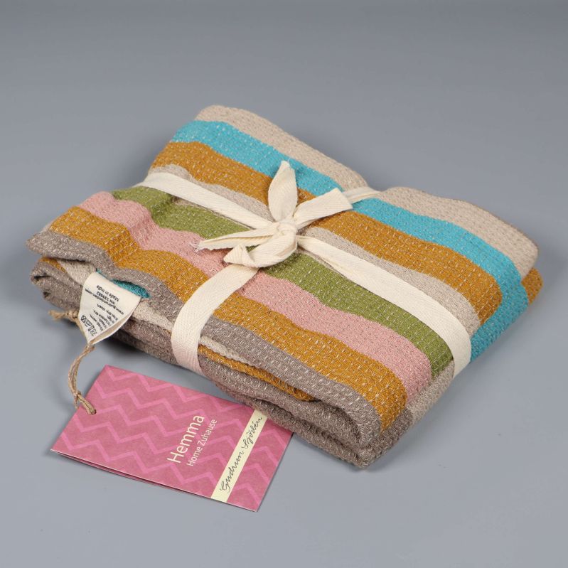 Kökshandduk bunden med band och synliga randiga detaljer