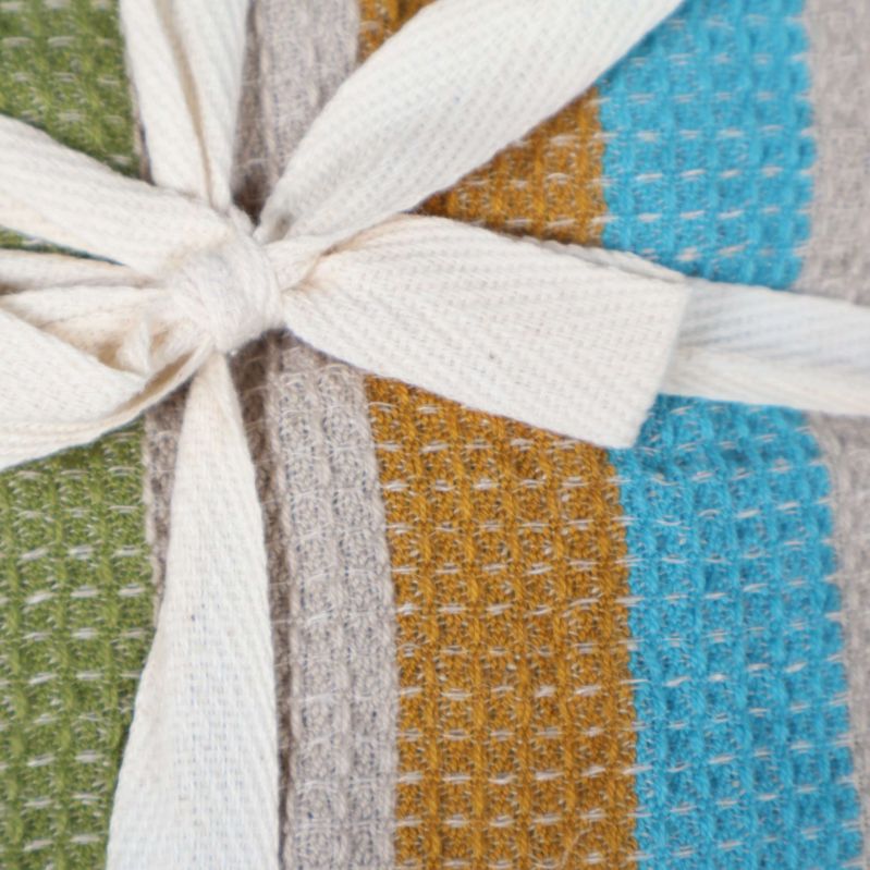 Närbild av knutet band och struktur i tyget