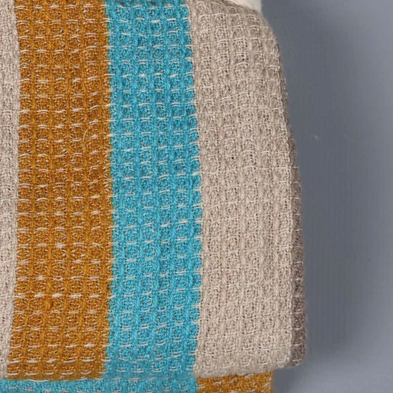 Närbild av handduk med blå och gul rand