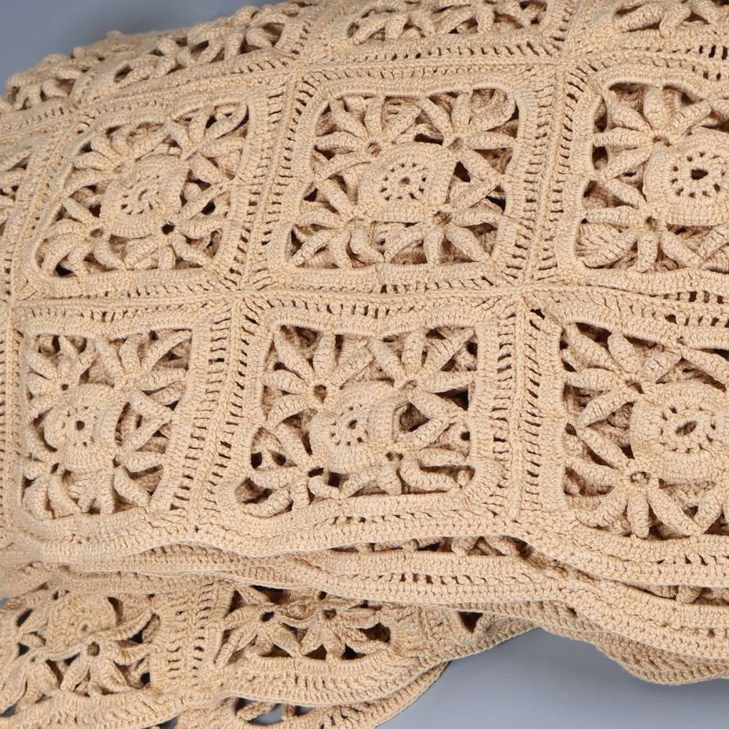 Beige överkast med rutigt och blommigt virkmönster