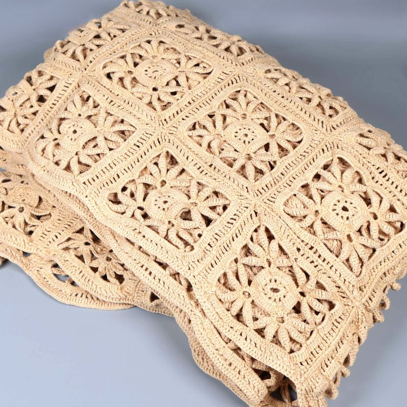 Vikt beige virkat överkast med tydliga kantdetaljer