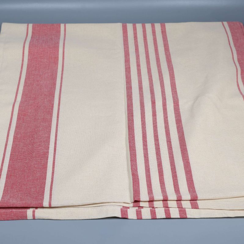 Duk utlagd med varierande röda ränder