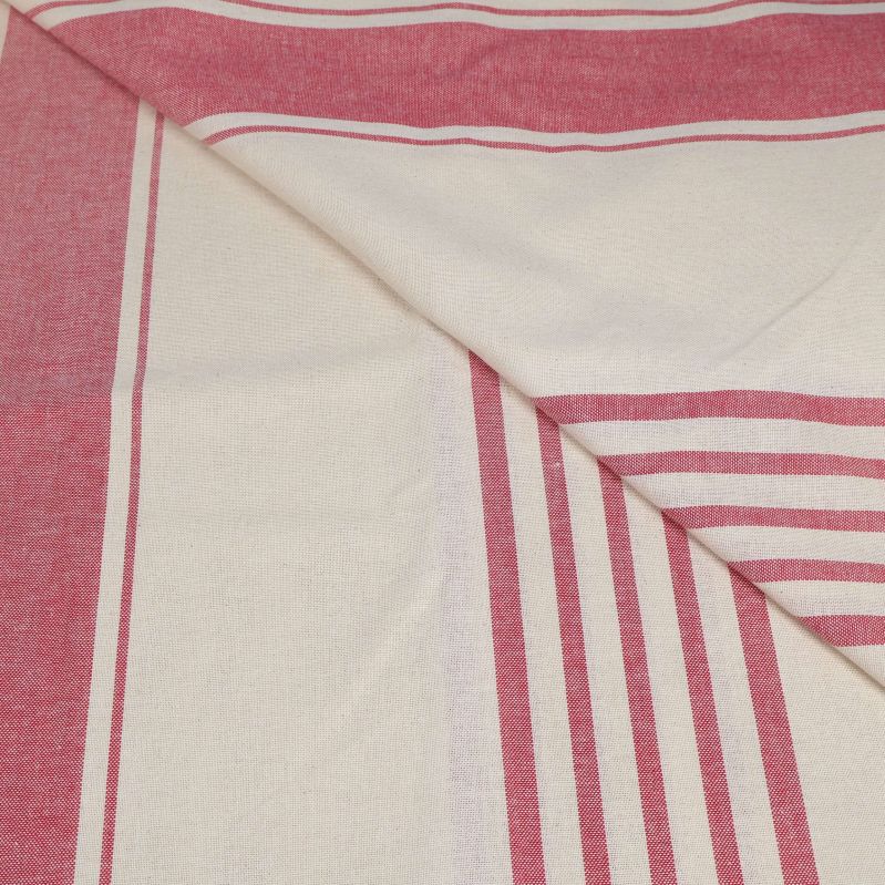 Detalj av röd och beige duk med ränder