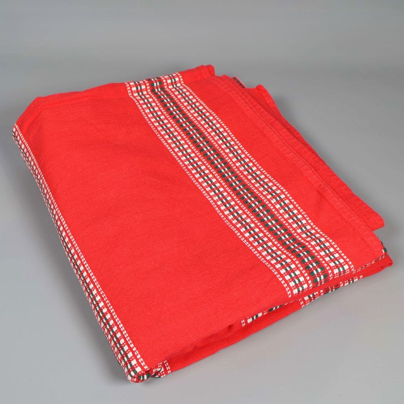 Snyggt vikt röd duk med vävda randdetaljer