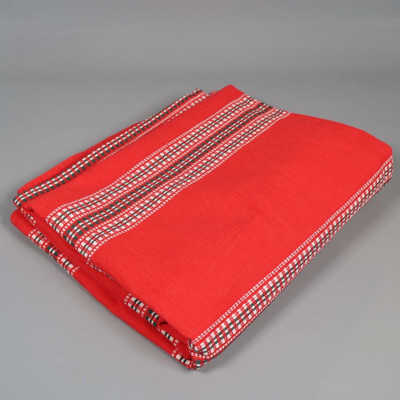 Röd duk prydligt ihopvikt med mönstrade kanter