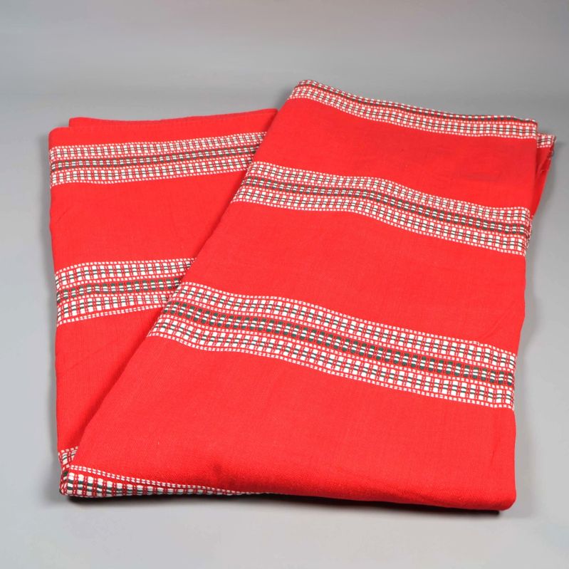 Röd duk vikt i två delar med dekorativa ränder