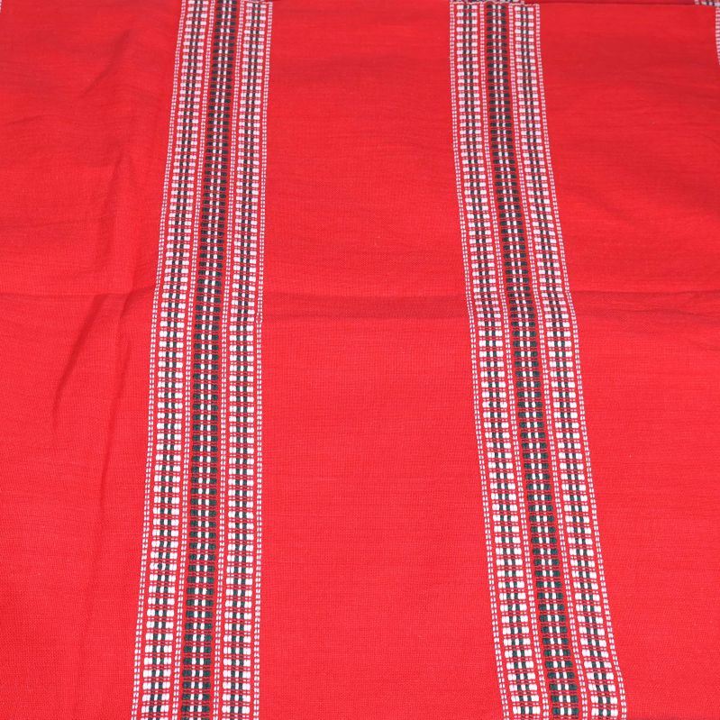Närbild på röd duk med två breda randmönster