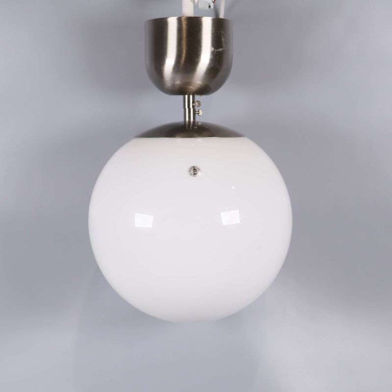 Monterad taklampa med rund vit kupa