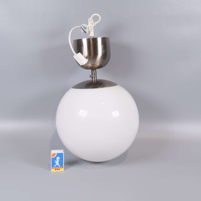 Taklampa glob bredvid tändsticksask för storleksjämförelse